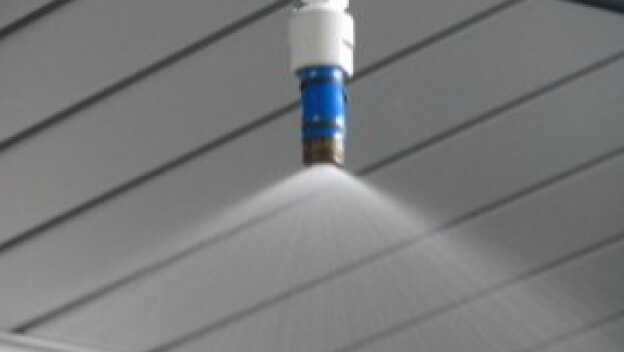 人工の雨を降らすシャワー試験で、レインウェアの防水性能を確認します。